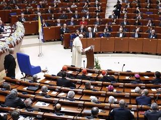 Papež v Svetu Evrope pozval k miru in spravi
