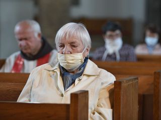 Maske v cerkvi niso vedno obvezne