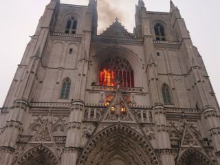 Katedrala sv. Petra in Pavla v Nantesu v ognju