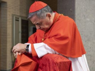 Papež sprejel odstop kardinala Becciuja