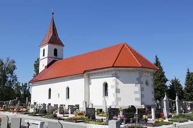 Podružnična cerkev sv. Janeza Krstnika v Cerknici, foto: Ivo Žajdela