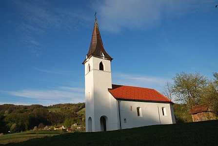 Podružnična cerkev sv. Duha v Mrzlavi vasi.