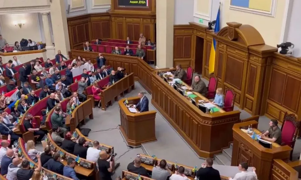 Ruski pritisk na vzhod Ukrajine; Duda pred parlamentom v Kijevu