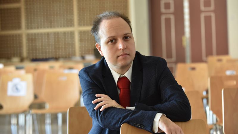 Dr. Simon Malmenvall je izredni profesor za področje religiologije in religijske antropologije na Teološki fakulteti v Ljubljani.