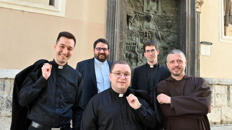 Novomašniki (z leve): Gregor Anton Capuder, Janez Gorenc, Timotej Fijavž Vivod, Luka Anžič in Dominik Papež pred vrati ljubljanske stolnice.