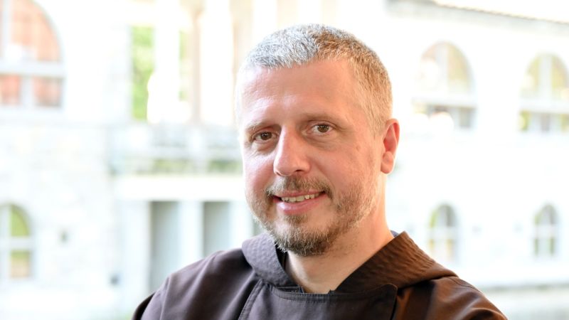 Novomašnik Dominik Papež.