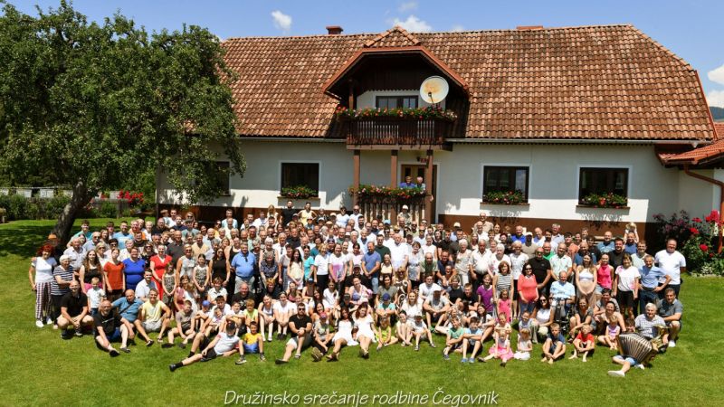 <p>Približno polovica iz rodbine Čegovnik – Merkač se je zbrala na 4. srečanju. FOTO: Helena M.</p>