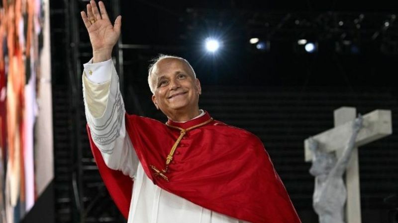 <p>Papež Leon XIV. ob blagoslovu stolpa bazilike Svete družine v Barceloni 10. junija letos. FOTO: Vatican Media</p>