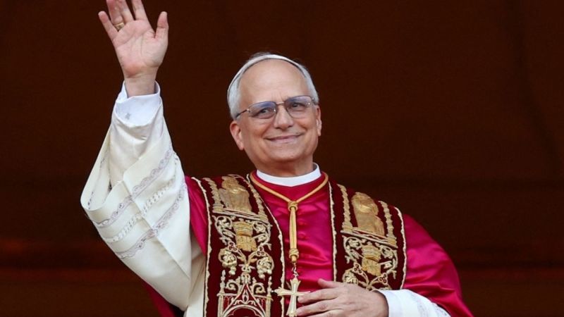 <p>Leon XIV. se je že ob prvem javnem nastopu na položaju naslednika apostola Petra na balkonu vatikanske bazilike prikazal ogrnjen v rdečo moceto.</p>