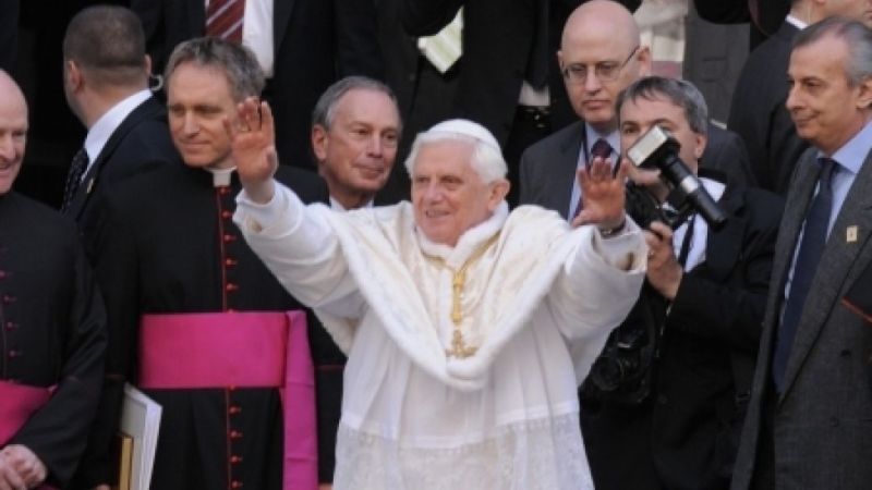 <p>Papež Benedikt XVI. med obiskom ZDA aprila 2008 pred stolnico sv. Patrika v New Yorku.</p>