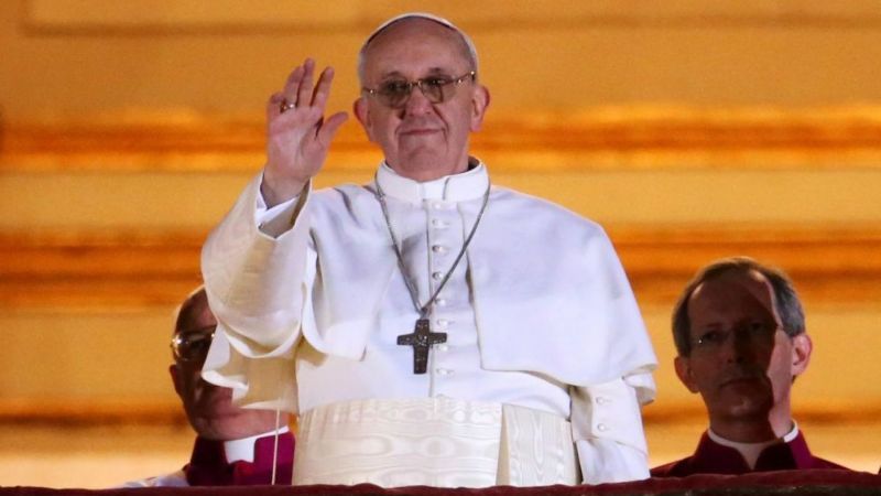 <p>Papež Frančišek (2013-2025) se je odločil, da bo prekinil izročilo uporabe nekaterih liturgičnih oblačil.</p>