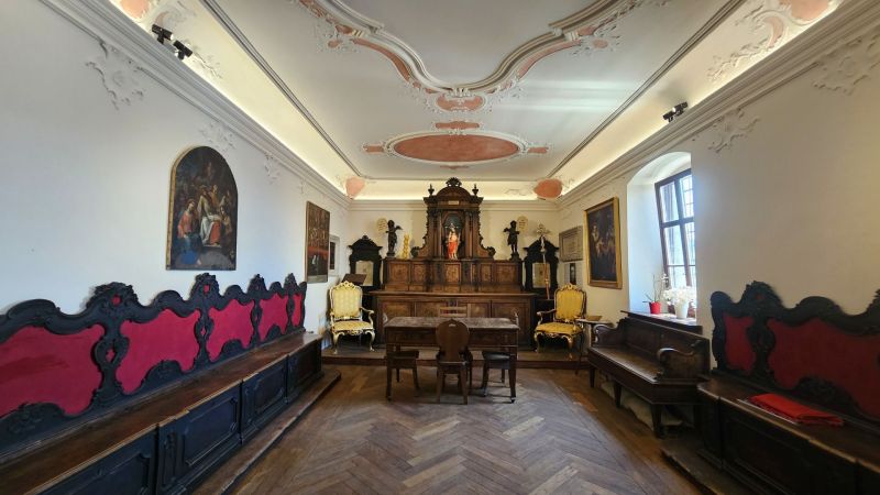 <p>Zakristijska omara, kjer je bil najden križ.</p>