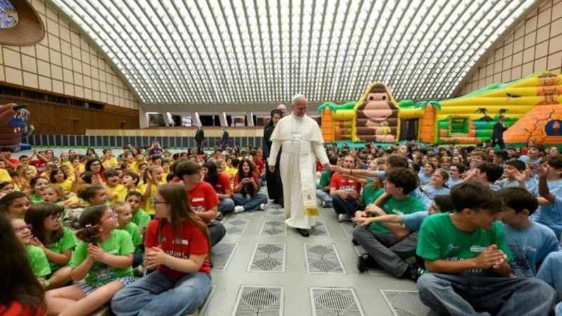 <p>Otroci so navdušeno sprejeli obisk papeža Leona.</p>
