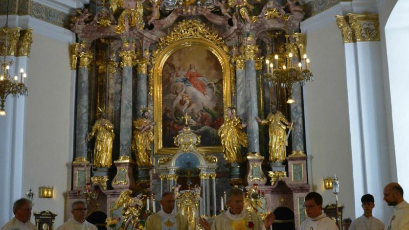 Duhovniki, zbrani ob zlatomašniku Maksu Ipavcu, pri zahvalni daritvi Bogu v cerkvi Marije Vnebovzete v Cerkljah na Gorenjskem.