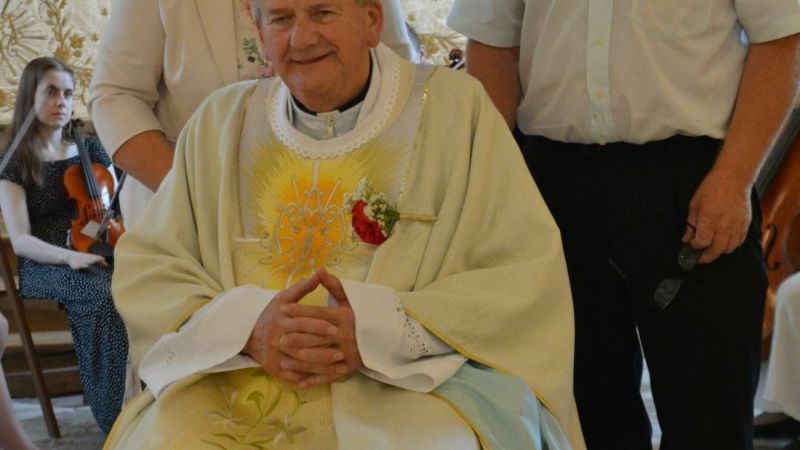 Brat Jože je z ženo Marjanco bratu zlatomašniku Maksu podaril najljubše darilo - knjigo.