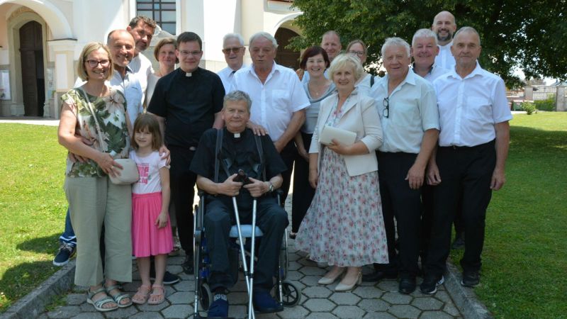 Po zlati maši s sorodniki, župnikom Martinom Lebanom, županom Francem Čebuljem, prijatelji in znanci v prijetni senci dreves.