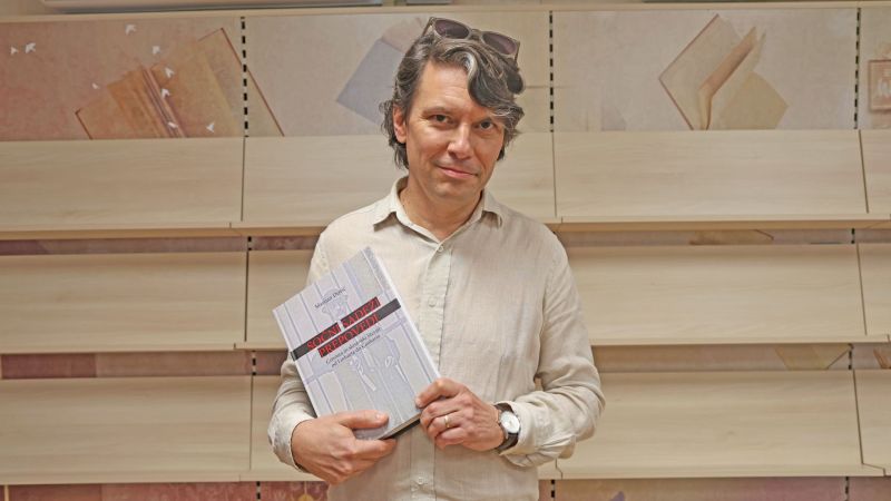 Literarni zgodovinar dr. Marijan Dović s knjigo Sočni sadeži prepovedi.
