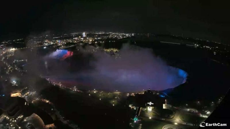 Niagarski slapovi ob 22:25 po lokalnem kanadskem času.