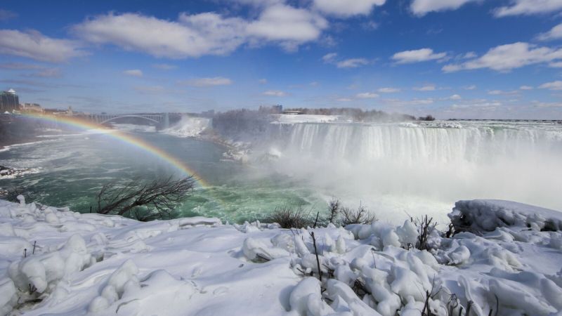 S snegom in ledom prekriti Niagarski slapovi.