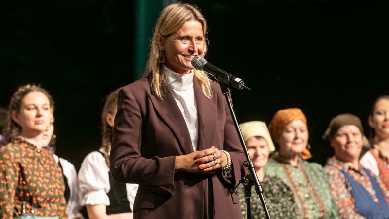 <p>Po premieri je zbrane nagovorila županja Občine Domžale mag. Renata Kosec in se zahvalila vsem soustvarjalcem zgodbe Poletnega gledališča Studenec./UROš ZAGOžEN</p>