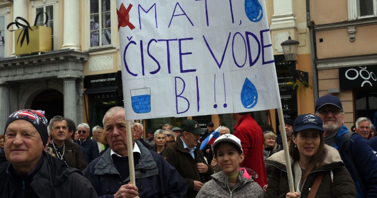 Manifestação contra a arbitrariedade de Janković: “Água potável parada em frente à porta do magistrado”