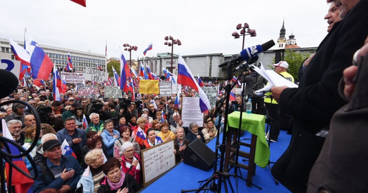 O quarto protesto dos aposentados: “Uma nova dança está chegando – a dança dos eslovenos honestos e conscientes” [FOTO]