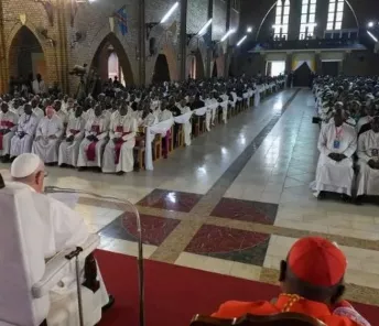 Frančišek duhovnikom in redovnikom v Kongu: »Cerkev vas potrebuje!«