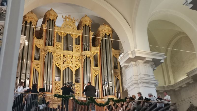 Na koru ob spremljavi mogočni orgel, prepeva župnijski zbor pod vodstvom M. Bordona. FOTO: Ksenja Hočevar