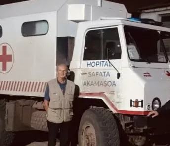 Pedro Opeka in Janez Krmelj prevzela reševalno vozilo Slovenske vojske