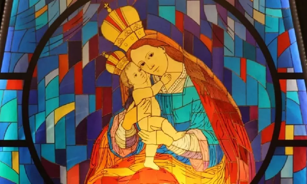 Predstavili repliko vitraja Marije Pomagaj za Sveto deželo