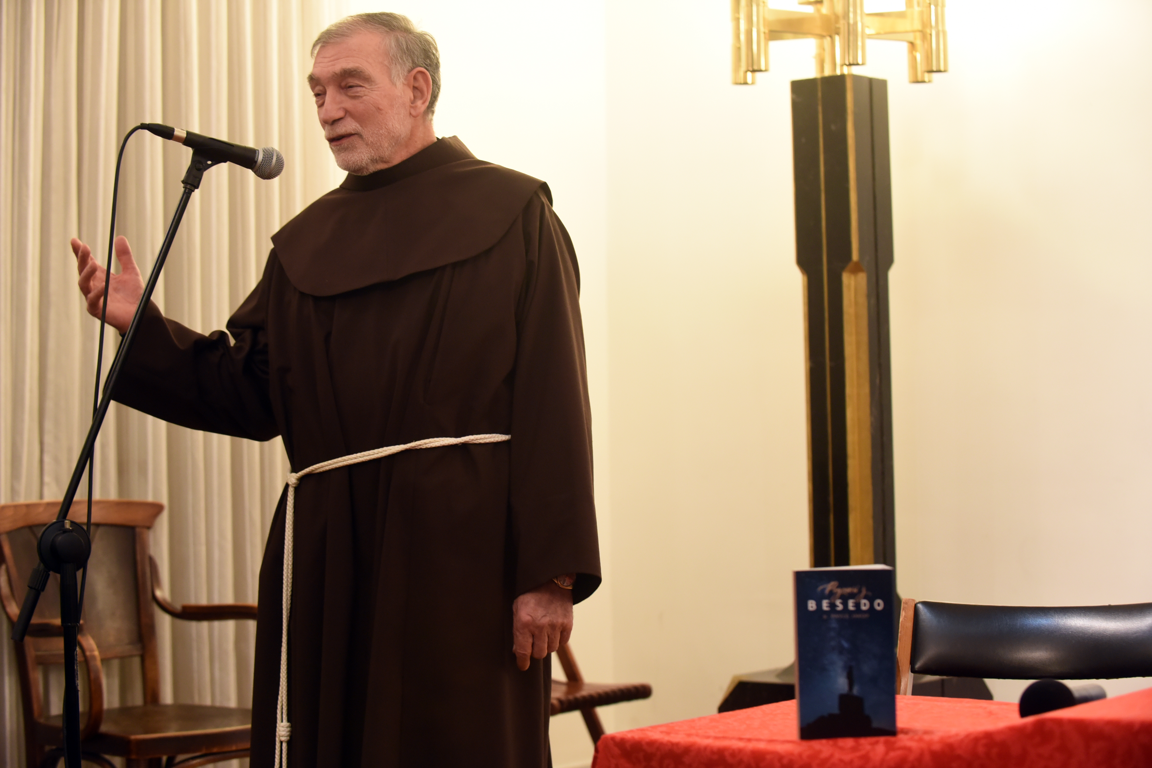 Večer meditacij p. Pavleta Jakopa: Pogovori z Besedo [FOTO] | Družina ...