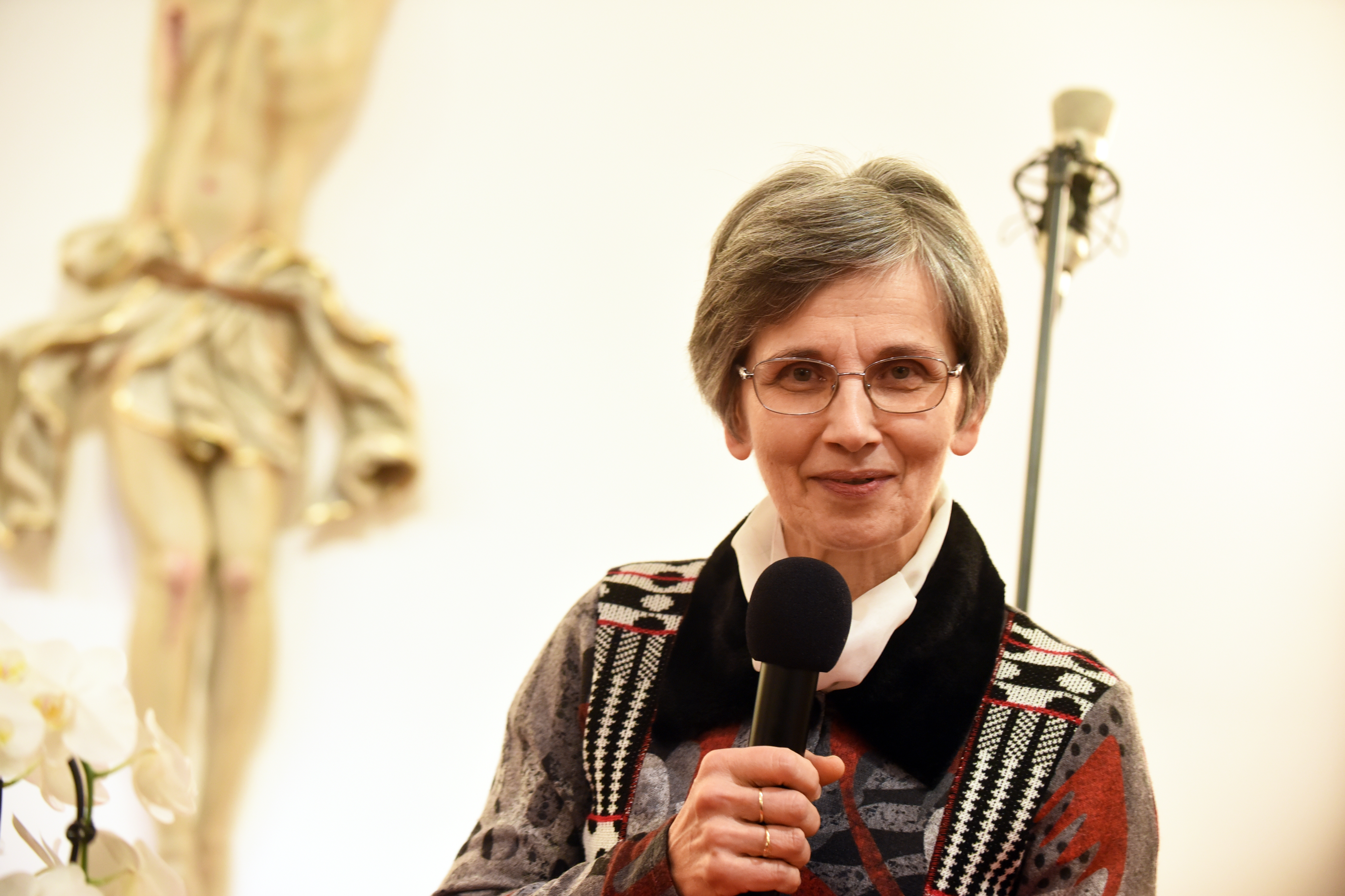 Večer meditacij p. Pavleta Jakopa: Pogovori z Besedo [FOTO] | Družina ...
