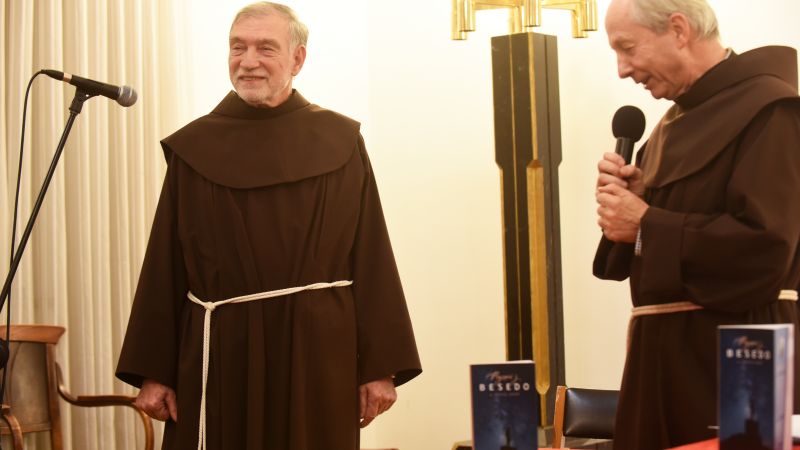 Večer meditacij p. Pavleta Jakopa: Pogovori z Besedo [FOTO] | Družina ...