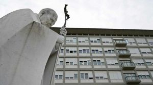Uspešna operacija papeža Leona XIV., preiskava potrdila diagnozo pljučnega raka