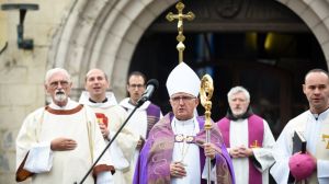 Nadškof Zore je z duhovniki molil na Žalah [VIDEO]