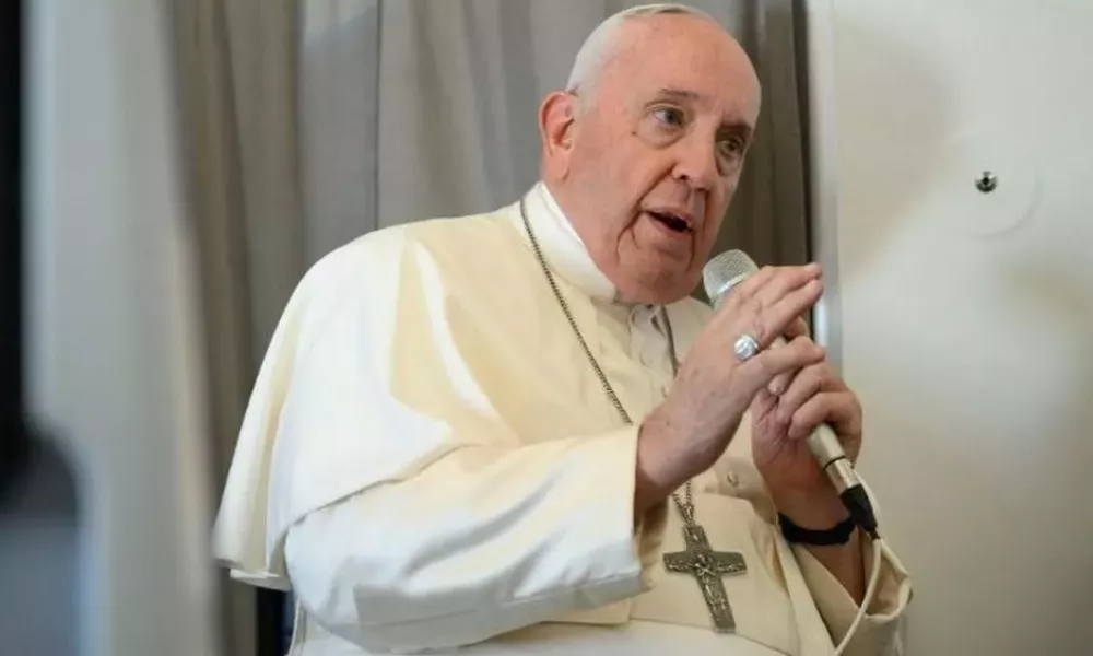 Leteča tiskovka: »Smrt Benedikta XVI. je bila instrumentalizirana«
