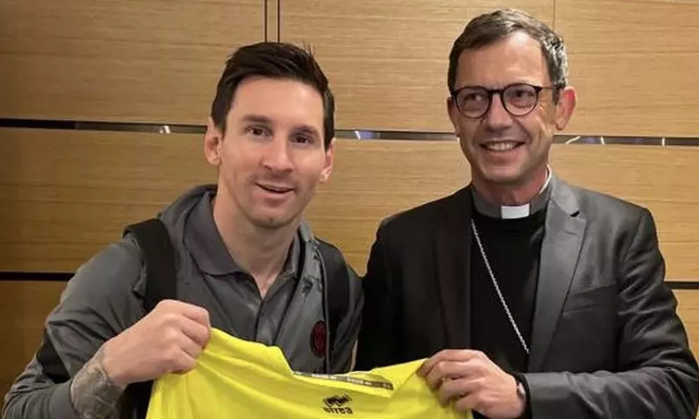 »Potrjeno: Messi in Neymar podpisala za Athletica Vaticana!«