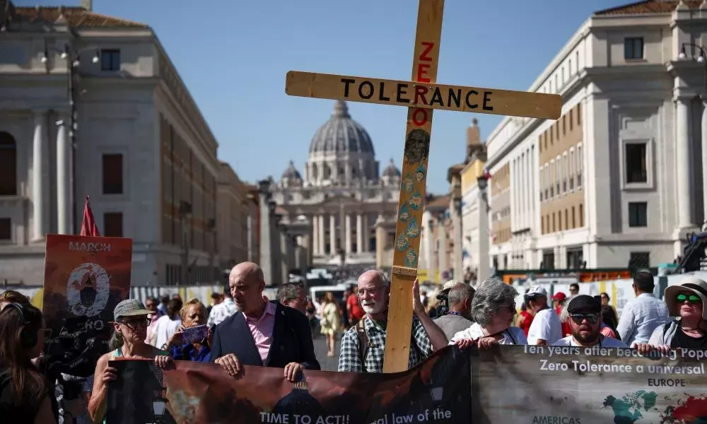 Vatikan: pred umestitvijo kardinalov protest žrtev spolnih zlorab [VIDEO]