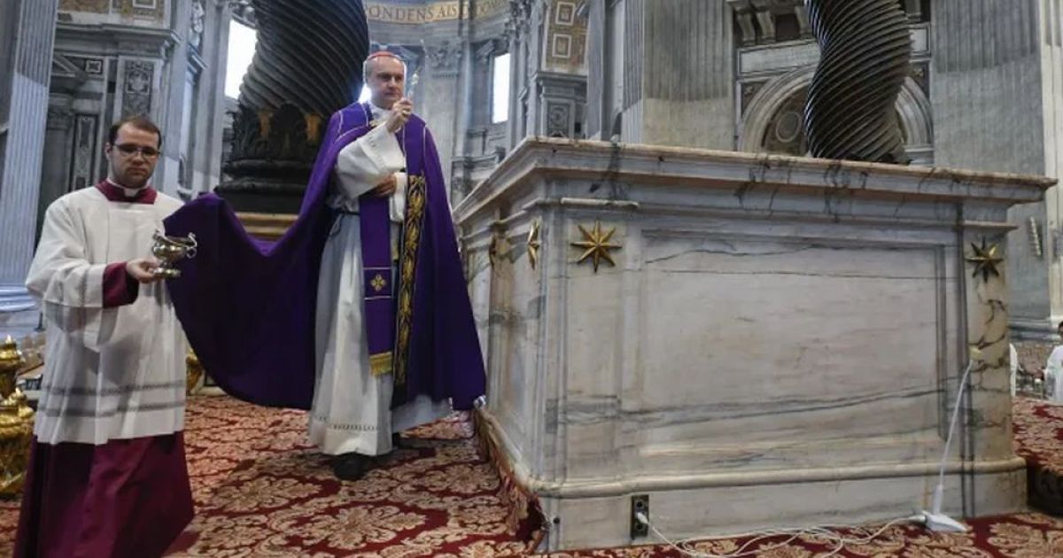 Un uomo nudo ha profanato l’altare vaticano, dopo l’evento una cerimonia penitenziale