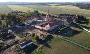 Češke karmeličanke zapuščeno kmetijo spremenile v samostan [VIDEO]