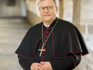 Nemški škof, ki je vabil k blagoslovu istospolne, odstopil zaradi obravnave spolnih zlorab