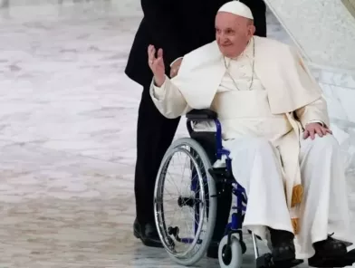 Papež se šali: koleno bom ozdravil s tekilo!