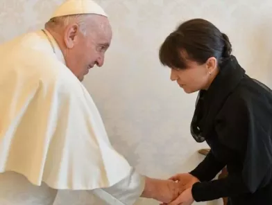 Papež sprejel svetovalko predsednika Zelenskega