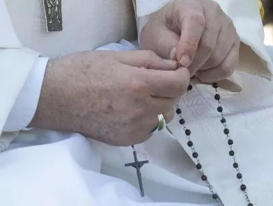 Papež znova povabil k molitvi rožnega venca za Ukrajino