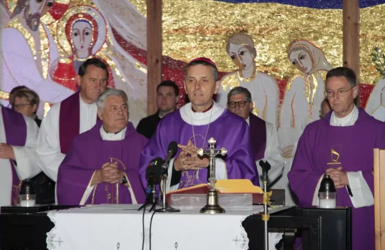 Škof Andrej Saje v Rogu: »Ovrednotenje preteklosti je stvar duhovne higiene« [FOTO]