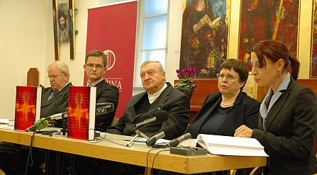 ljubljanski – nadškof metropolit mons. Alojz Uran, dr. Janez Gril, dr. Tamara Griesser - Pečar, Blaž Otrin in Marija Čipić Rehar