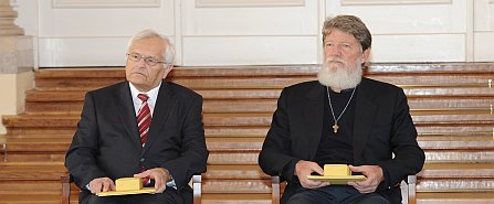Zlati red za zasluge Pedru Opeki in Jožetu Trontlju