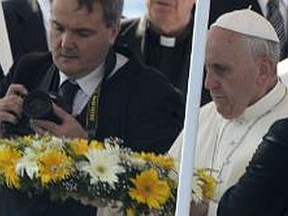 Papež na Lampedusi molil za žrtve med begunci