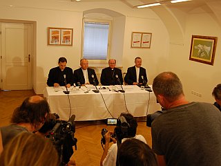 Nadškofa Turnšek in Stres sta se odpovedala službi