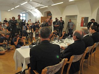 Nuncij: "Cenim držo obeh nadškofov"